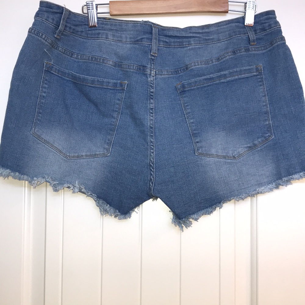 Women’s size 2XL  shorts. - Picture 4 of 7